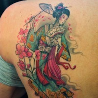 Asiatische nette Frau mit Sonnenschirm und Fachel gefärbtes Tattoo mit rosa Blüten
