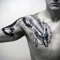Asiatischer orientalischer Stil Drache Tattoo an der Brust und Schulter