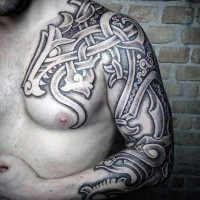 Asiatischer Stil schön gestalter und bemalter Drache Tattoo am Ärmel und Brust