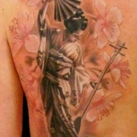 Tatuaje en el hombro, geisha elegante con abanico y  flores