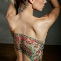 asiatico stile grande colorato ventaglia con fiori tatuaggio su schiena