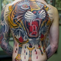 Tatuaje en la espalda,  tigre asiático perforado por espadas