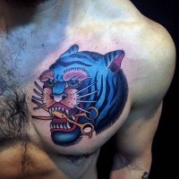 Tatuaje en el pecho, cara azul de tigre con tijeras en los dientes