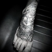 Tatuaje en el pie, dragón asiático en blanco y negro