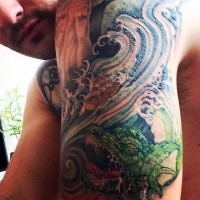 Tatuaje en el brazo, dragón  feroz con olas, estilo asiático