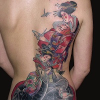 Asiatischer Stil großes mehrfarbiges Geisha Tattoo mit Papiervögeln am Rücken
