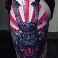 Asiatischer Stil großes sehr detailliertes farbiges Oberschenkel Tattoo mit der Maske des Samurai-Kriegers