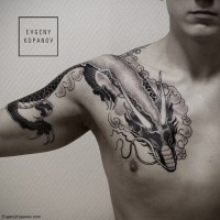 Tatuaje en el hombro, dragón fino fascinante, estilo asiático
