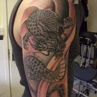 Asiatischer Stil schwarzweißes Schulter Tattoo mit Fantasiedrachen