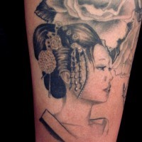 Asiatischer Stil schwarzes Arm Tattoo mit Porträt der traurigen asiatischen Frau