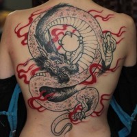 Tatuaje en la espalda, dragón grande inacabado con llamas rojas