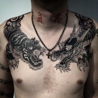 Tatuaggio alla clavicola con inchiostro nero stile asiatico di drago con tigre