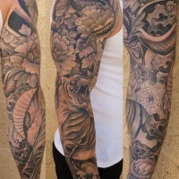 Tatuaje en el brazo, tema asiático, tigre que lucha con serpiente, cráneo y telarañas
