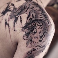Tatuagem de ombro de tinta preta de estilo asiático de tigre grande