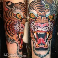 Tatuaje de tigre estupendo que ruge, estilo asiático multicolor