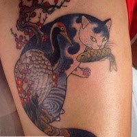 Tatuagem de braço colorido estilo asiático de gato Manmon com peixe e pássaro