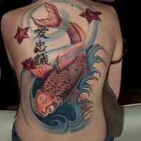 Tatuaje en la espalda,
pez dorado en olas