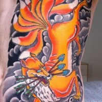 Asiatischer Stil böse farbige Kreatur Tattoo an der Brust