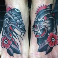 Tatuaje en los pies, serpiente y pantera peligrosos con flores, estilo asiático