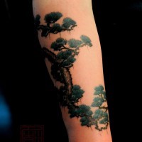 Asiatischer Stil farbiges Unterarm Tattoo mit  lustigem Baum