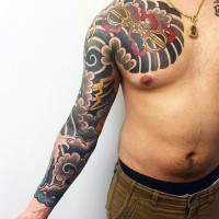 stile asiatico colorato personale mistico tatuaggio su petto e braccio