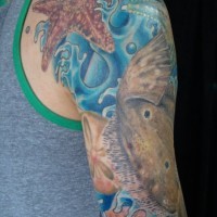Asiatischer Stil farbiger Meeresbewohner Tattoo am Unterarm