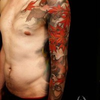 stile Asiatico realisrico colorato uccello con le foglie tatuaggio avambraccio