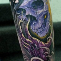 Tatuaje en el antebrazo, cráneo extraordinario de color púrpura con el pelo negro