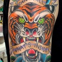 Tatuaje en el brazo, tigre furioso con inscripción y flores, estilo asiático multicolor