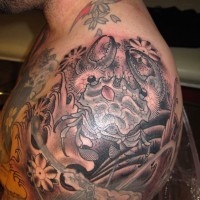 Tatuaje en el brazo, cangrejo, flores pequeños