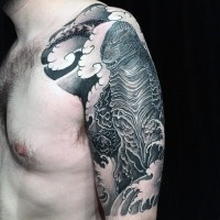Tatuaje en el brazo, Godzilla amenazante en olas, estilo asiático negro blanco