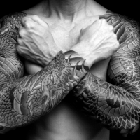 Tatuajes en los brazos, dragón impresionante muy detallado, estilo asiático negro blanco