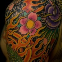 stile asiatico il fiame e i  fiori tatuaggio colorato