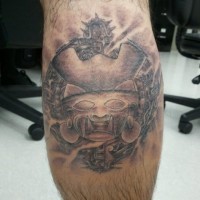 Tatuaje en la pierna, máscara de samurái interesante, estilo asiático