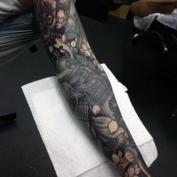 Tatuaje negro blanco  en el antebrazo,
guerrero samurái  entre flores
