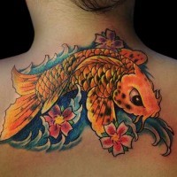 Asiatischer Stil goldener Karpfen Fisch im Wasser Wellen farbiges Blumen Tattoo am oberen Rücken