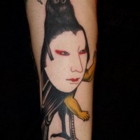 stile asiatico meta faccia di donna meta uccello tatuaggio su braccio
