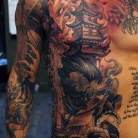 Tatuaje en el costado y brazo, casa grande con demonio espantoso, estilo asiático masivo