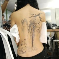 Asiatischer Stil massives schwarzes schönes Berghaus Tattoo am ganzen Rücken