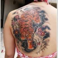 Tattoo mit massivem farbigem dämonischem Tiger im asiatischen Stil an der Schulter
