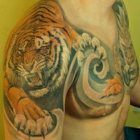 stile asiatico massiccio multicolore realistico tigre con drago tatuaggio su spallae petto