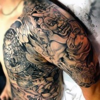 Tatuaje en el hombro y pecho, dibujo negro blanco de  criaturas monstruosas entre flores, estilo asiático