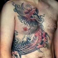 Tatuaje en el pecho y costado,  dragón chico increíble en estilo asiático
