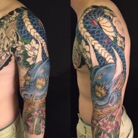 Asiatischer Stil gefärbtes großes Tattoo an der Schulter und halbem Ärmel des blauen Drachen und Blumen