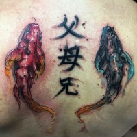 Tatuaje en la espalda, peces divinos con jeroglíficos, estilo asiático