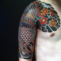 Asiatischen Stil gefärbter detaillierter Adler mit Blumen Tattoo an der Schulter