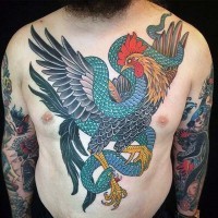 asiatico stile multicolore massiccio gallo combatte con serpente tatuaggio su petto