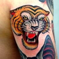 Tatuaje en el brazo, cara de tigre que ruge, estilo asiático