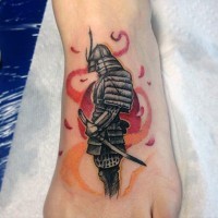 Tatuaje en el pie, samurái guerrero realista con espada
