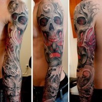 Tatuaje en el brazo completo,
cráneo con máscaras, estilo asiático